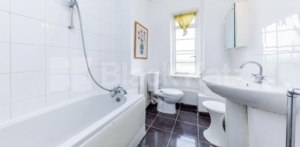 			LARGE 3 / 4 BED! , 4 Bedroom, 1 bath, 1 reception Flat			 Park Road, BAKER STREET